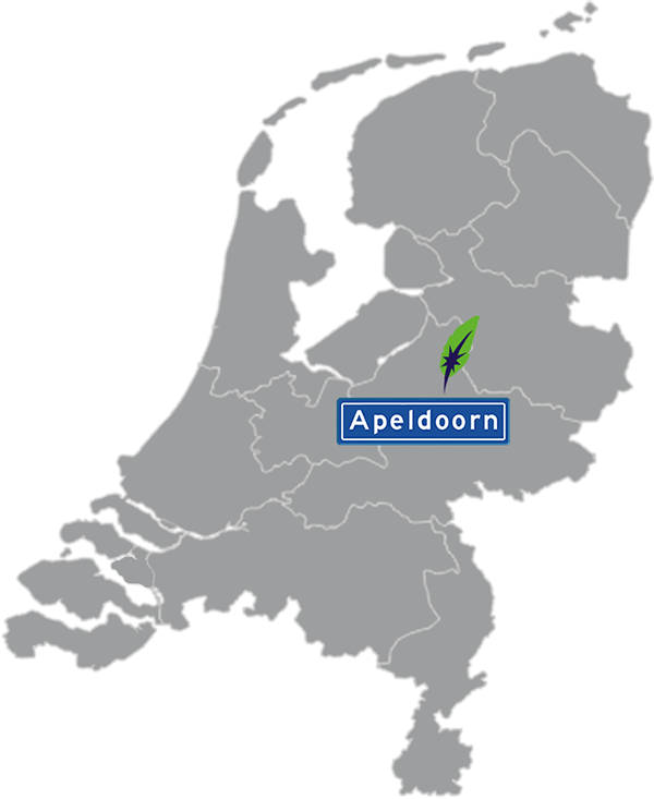 Grijze kaart van Nederland met Apeldoorn aangegeven voor maatwerk taalcursus Frans zakelijk - blauw plaatsnaambord met witte letters en Dagnall veer - transparante achtergrond - 600 * 733 pixels
